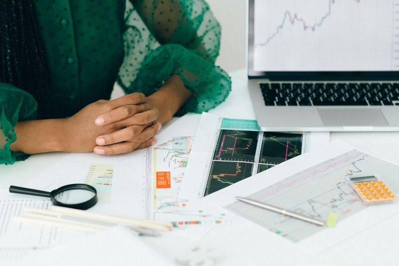 un broker dans son bureau